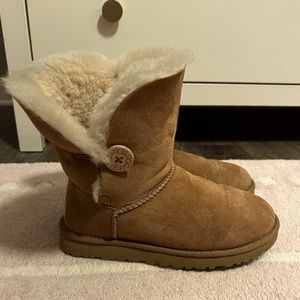 BARELY WORN women’s Ugg Bailey Button Boot in Tan Sz 8